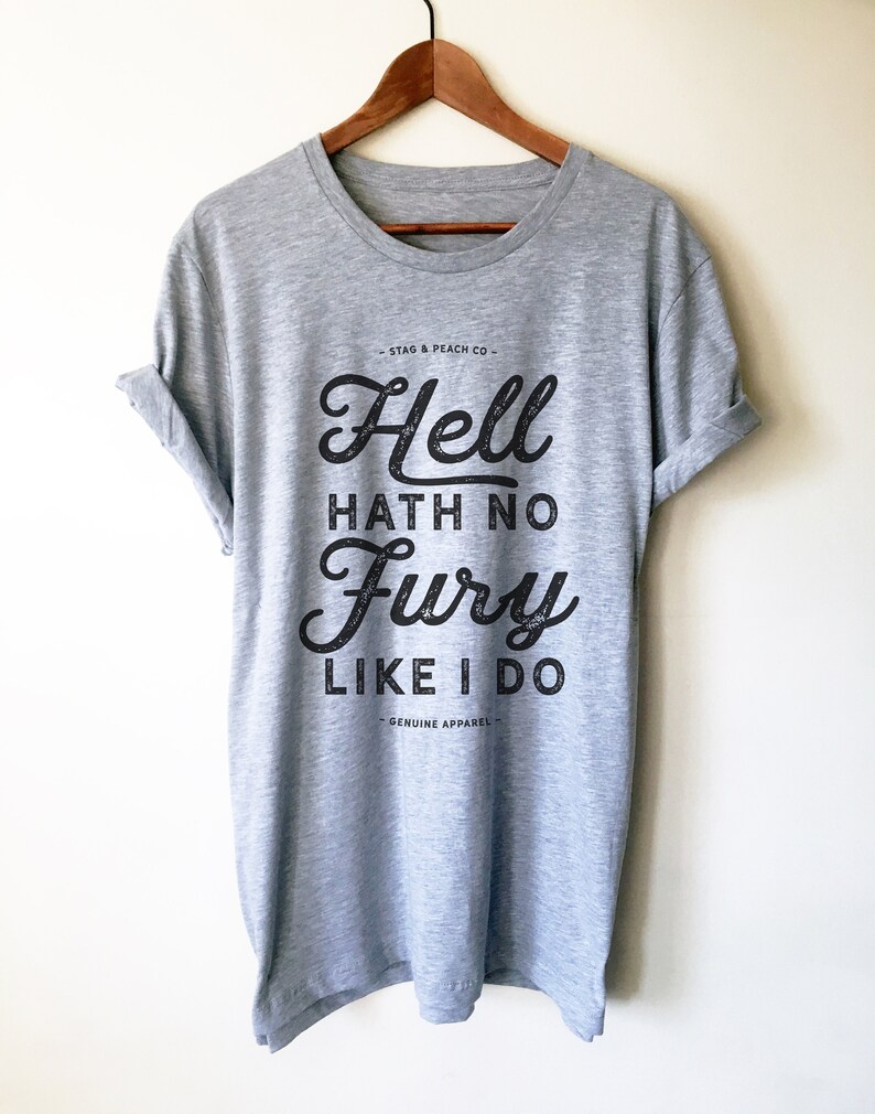 Puede incluir: Una camiseta gris jaspeada con un estampado gr&aacute;fico negro que dice "Hell hath no fury like I do" y el texto "Stag & Peach Co." y "Genuine Apparel".