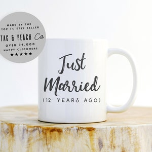 結婚したばかり（何年も前）マグカップ - パーソナライズされた記念日マグカップ、記念日のギフト、妻マグカップ、夫マグカップ、1周年、5周年、10周年、25周年、50周年