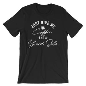 K&ouml;nnte beinhalten: Schwarzes T-Shirt mit wei&szlig;em Text, der "Just Give Me Coffee -And A- Yard Sale" lautet.