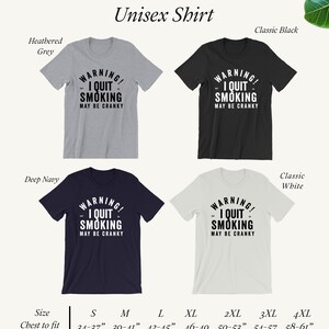 K&ouml;nnte beinhalten: Unisex-T-Shirt mit einer schwarzen Grafik, auf der "WARNING! I QUIT SMOKING MAY BE CRANKY" steht. Das Shirt ist in vier Farben erh&auml;ltlich: Heather Grey, Classic Black, Deep Navy und Classic White. Die Gr&ouml;&szlig;entabelle zeigt die Brustma&szlig;e in Zoll.