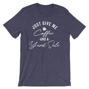 K&ouml;nnte beinhalten: Ein marineblaues T-Shirt mit wei&szlig;em Text, der "Just Give Me Coffee -And A- Yard Sale" lautet.