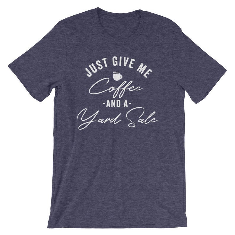 K&ouml;nnte beinhalten: Ein marineblaues T-Shirt mit wei&szlig;em Text, der "Just Give Me Coffee -And A- Yard Sale" lautet.