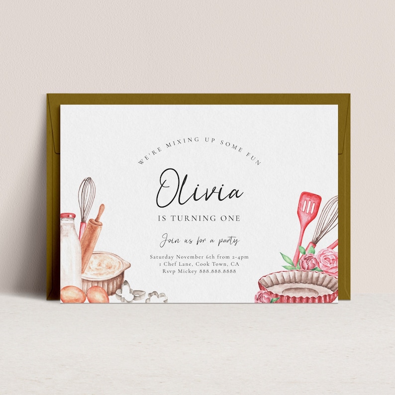 Pu&ograve; includere: Un'illustrazione ad acquerello di utensili da cucina, tra cui un mattarello, una frusta, ciotole per mescolare e una tortiera. Il testo recita "We're mixing up some fun Olivia is turning one. Join us for a party Saturday November 6th from 2-4pm 1 Chef Lane, Cook Town, CA Rsvp Mickey 888.888.8888"