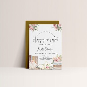Op de afbeelding: Een witte bruidsdouche-uitnodiging met roze en groene bloemenaccenten. De uitnodiging luidt "She's Found Her Happy Ever After - Join Us For A Bridal Shower Honoring Kiera Adams".