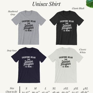 Op de afbeelding: Unisex T-shirt ontwerp met de tekst "Everyone Relax The Interior Designer - Is Here -" in zwarte tekst op een grijs melange, klassiek zwart, donkerblauw en klassiek wit T-shirt. De maattabel toont de borstmaten in inches.