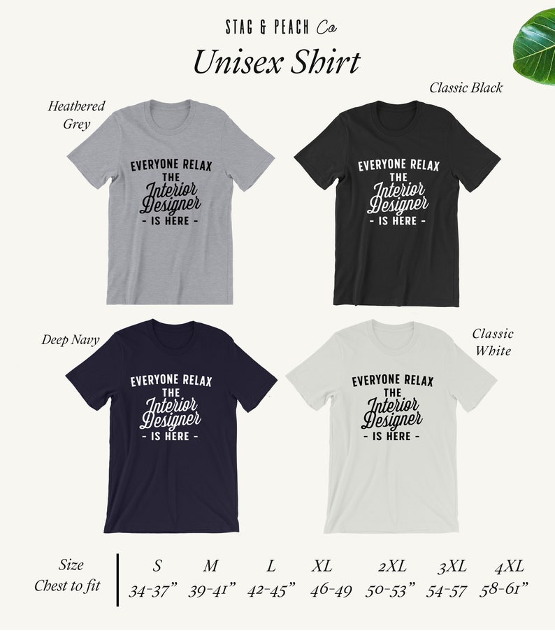 Op de afbeelding: Unisex T-shirt ontwerp met de tekst "Everyone Relax The Interior Designer - Is Here -" in zwarte tekst op een grijs melange, klassiek zwart, donkerblauw en klassiek wit T-shirt. De maattabel toont de borstmaten in inches.