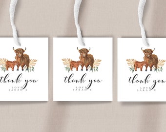 Könnte beinhalten: Drei weiße Dankeschön-Etiketten mit einer Illustration einer braunen Highland-Kuh und einem Kalb. Der Text auf den Etiketten lautet "Danke" mit "Liebe Sarah" darunter.