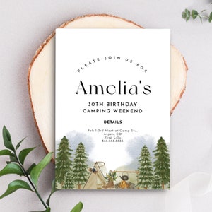 Puede incluir: Una tarjeta de invitaci&oacute;n blanca con texto negro anunciando el fin de semana de campamento por el cumplea&ntilde;os n&uacute;mero 30 de Amelia. La invitaci&oacute;n incluye detalles sobre el evento, como la fecha, la ubicaci&oacute;n y la informaci&oacute;n de contacto. La tarjeta presenta una ilustraci&oacute;n de acuarela de un campamento en un bosque.