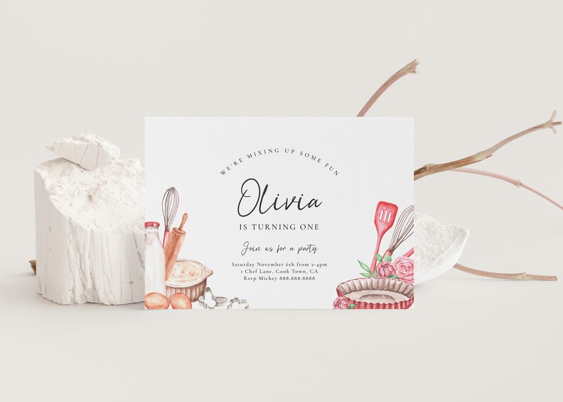 Pu&ograve; includere: Un invito bianco con un'illustrazione ad acquerello di utensili da cucina, tra cui un mattarello, una frusta e ciotole per mescolare. Il testo sulla carta recita "We're mixing up some fun Olivia is turning one Join us for a party Saturday November 6th from 3-4pm Chef Lane, Cook Town, CA Revp Mickey 888-888-8888"