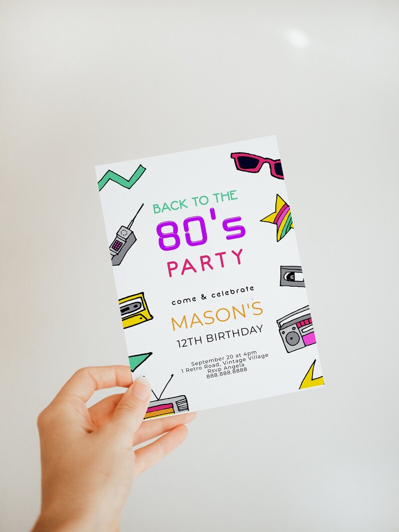 以下が含まれることがあります： カラフルな 80 年代のテーマの白い招待状。テキストには「80 年代に帰ろう！パーティー」と「メイスンの 12 歳の誕生日を祝おう」と書かれています。カードは、ブームボックス、カセットテープ、電話、サングラス、星などの画像で飾られています。