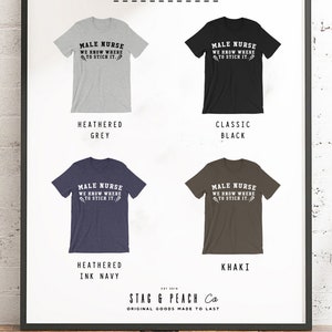 Puede incluir: Un dise&ntilde;o de camiseta gr&aacute;fica con el texto "Male Nurse We Know Where To Stich It." La camiseta se muestra en cinco colores diferentes: gris jaspeado, negro cl&aacute;sico, azul tinta jaspeado, caqui y blanco.