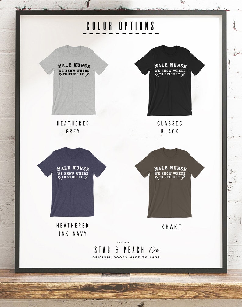 Puede incluir: Un dise&ntilde;o de camiseta gr&aacute;fica con el texto "Male Nurse We Know Where To Stich It." La camiseta se muestra en cinco colores diferentes: gris jaspeado, negro cl&aacute;sico, azul tinta jaspeado, caqui y blanco.