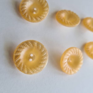 Retro / Vintage lightpeach kleur 6 kunststof knopen, nieuwstaat