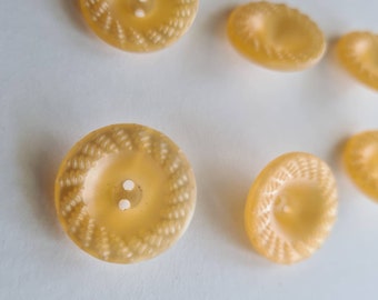 レトロ / ヴィンテージ ライトピーチカラー 6 個のプラスチックボタン、新品同様
