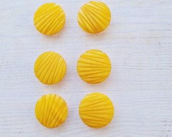 レトロ/ヴィンテージ ハニーカラー 6 個のハード彫刻プラスチックボタン、新品同様