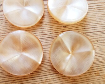 Retro / Vintage 1960s 1 3/8" x 1 3/8" 4 botones de plástico helado melocotón en perfecto estado