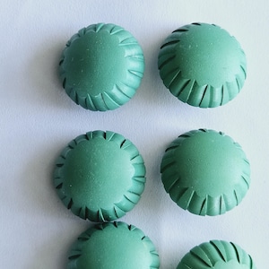 Retro / Vintage 7  green/ white 1960s  plastic buttons in mint condition
