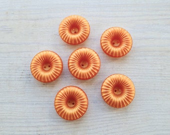 レトロ / ヴィンテージ ピーチオレンジ、キャンディカラー 6 個のハードプラスチックボタン、新品同様