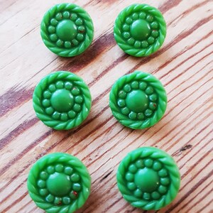 Retro / Vintage 6 groene jaren 60 porseleinen knopen in zeer goede staat