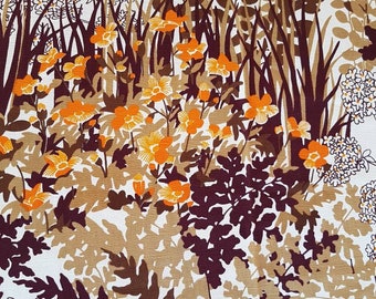Op de afbeelding: Een vintage stof met een bruin, oranje en wit bloemenpatroon. De stof heeft een herhalend ontwerp van gestileerde bloemen en bladeren.