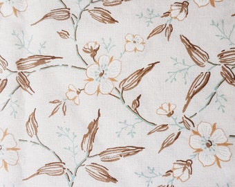 Wunderschöner floraler weißer Baumwoll Vintagestoff in neuwertigem Zustand