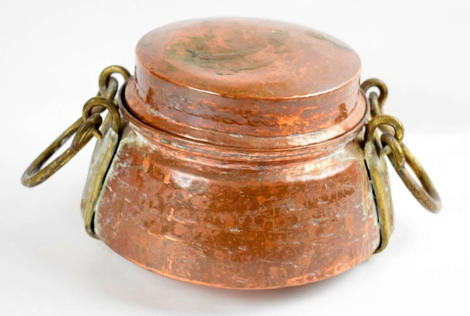 Chaudron en Cuivre Martelé et Attaches Bronze Antique