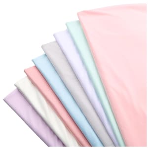 Pode incluir: Uma coleção de oito amostras de tecido em várias cores pastel, incluindo lavanda, rosa, azul claro, branco, cinza e verde menta. As amostras são organizadas em forma de leque, com a cor mais clara na parte superior e a cor mais escura na parte inferior.