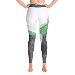Yoga Leggings mit Karten, Karte Leggins, schwarz und grün Yoga Hose, illustrierte Leggins, Druck Leggins, Yoga Druck Leggins