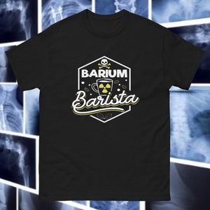 Puede incluir: Camiseta negra con un diseño gráfico blanco de una taza de café con una calavera y huesos cruzados y el texto "Barium Barista".