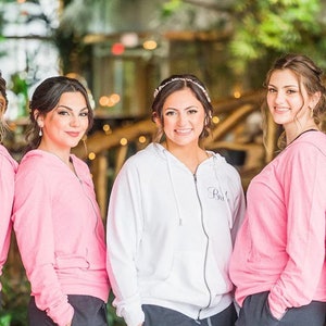 Conjunto personalizado de trajes de novia para prepararse para la mañana de la boda, sudadera con cremallera, regalo para la novia, conjunto personalizado de traje para la madre de la novia. imagen 5