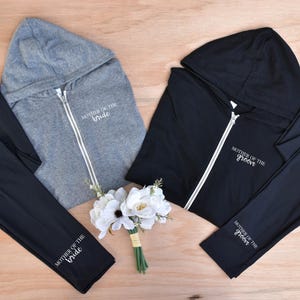 Conjunto personalizado de trajes de novia para prepararse para la mañana de la boda, sudadera con cremallera, regalo para la novia, conjunto personalizado de traje para la madre de la novia. imagen 2