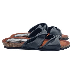 Low women&#39;s clogs with black leather bands - GM157 NERO