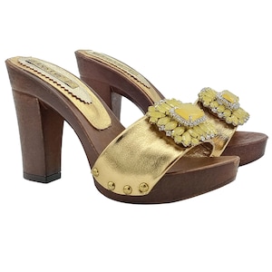 Women&#39;s clogs with golden uppers enriched with a jewel accessory - Made in Italy - G8051 ORO