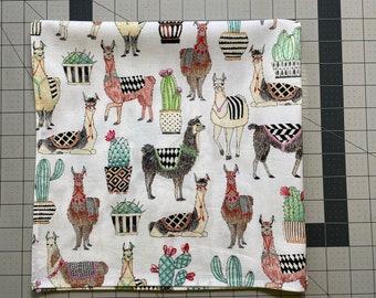 ラマとアルパカの絵がプリントされたバンダナ、クリーム色または青色の背景にマイケル・ミラーのプリント、南米のバケーションのハンカチ、スカーフ