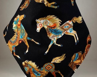 Bandana Out West Southwest Horses and Ponies podskakujące na czarnym tle. Wszystkie bawełniane bandany, szaliki, chustki z Dzikiego Zachodu