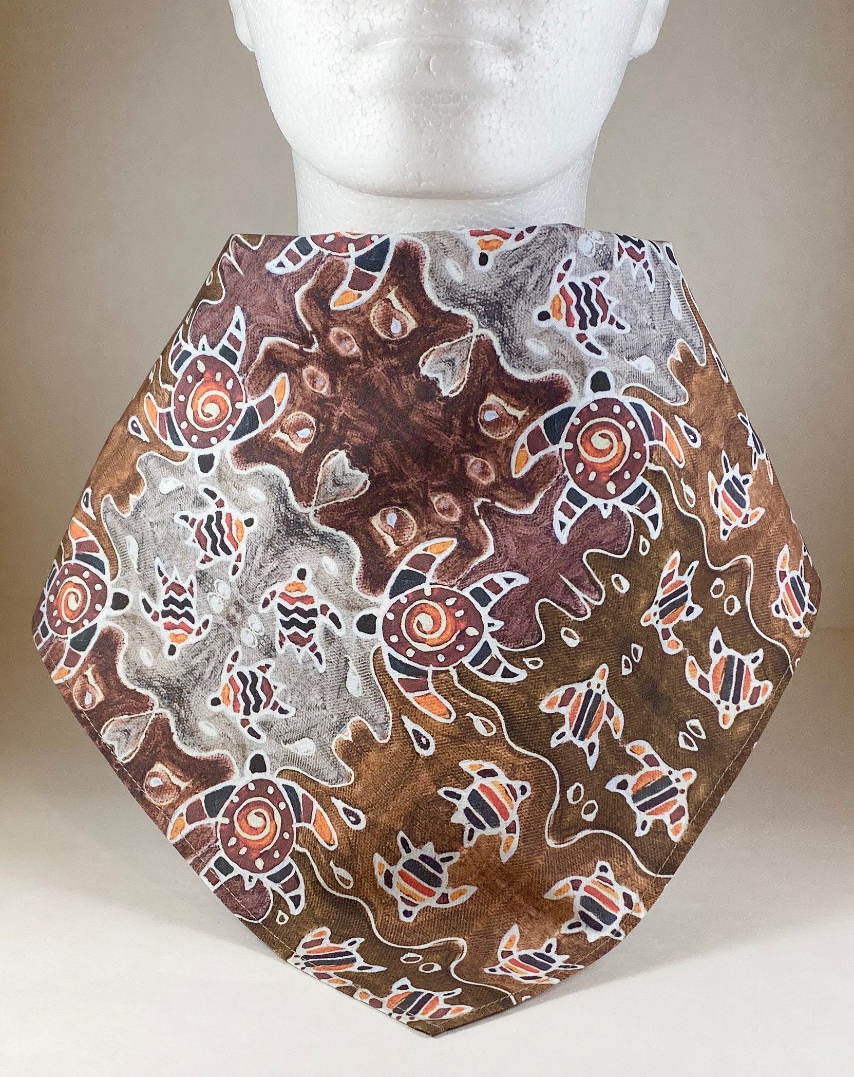 Maui Artisan Therese Tice nadruk na organicznej bandanie z bawełny popelinowej - Hawajskie żółwie - Honu Honu Petroglyph Kaleidoscope
