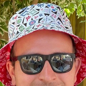 Bob sur le thème du jeu de mahjong asiatique et intérieur rouge. C'est un modèle réversible. Les tailles de chapeaux sont cousues sur commande.