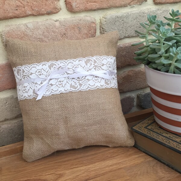 Coussin porte alliances mariage, jute et dentelle blanche