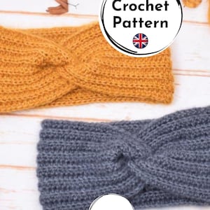 Pode incluir: Duas faixas de cabelo de crochê, uma amarelo mostarda e outra cinza, com um design torcido. A imagem inclui o texto "Crochet Pattern" em um círculo com uma bandeira britânica. A marca "alecrim handmade" também é visível.
