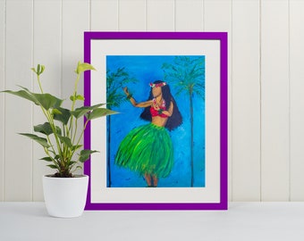 Op de afbeelding: Een ingelijst schilderij van een vrouw in een groene hula-rok die danst voor twee palmbomen. De achtergrond is blauw en de vrouw draagt een bloemenkrans.