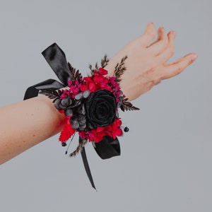 Black and Hot pink Flower Wrist Corsage/Dried flowers Wedding/Black Bright Pink mother Wrist Corsage/Flower Bracelet/Gothic wedding/prom/
