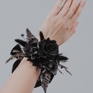 Black Flower Wrist Corsage/Dried flowers Wedding/Black mother Wrist Corsage/Flower Bracelet/Corsage Bracelets/Gothic wedding/Halloween/prom/