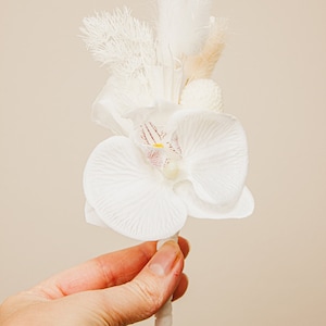 White orchid boutonniere/Lapel pin/white wedding/classic wedding/dried groom accessories/groommen boutonnieres/preserved flowers/flowers pin