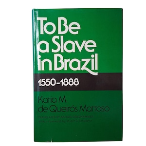 Puede incluir: Libro con portada verde y t&iacute;tulo "To Be a Slave in Brazil" en blanco. Tambi&eacute;n se ve el nombre de la autora, Katia M. de Queir&oacute;s Mattoso, y las fechas 1550-1888. Es un estudio hist&oacute;rico.