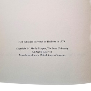 Puede incluir: Una p&aacute;gina de libro con texto negro. El texto dice: "Publicado por primera vez en franc&eacute;s por Hachette en 1979. Copyright &copy; 1986 por Rutgers, The State University All Rights Reserved Fabricado en los Estados Unidos de Am&eacute;rica."