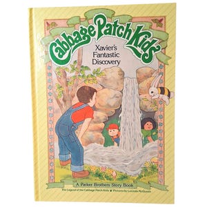 Puede incluir: Un libro antiguo de tapa dura titulado "Cabbage Patch Kids: Xavier's Fantastic Discovery". La portada presenta una ilustración de niños cerca de una cascada, con un conejo y el logotipo de Cabbage Patch Kids. El libro es un Parker Brothers Story Book.