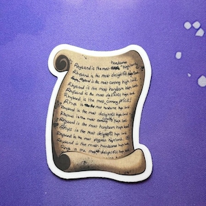 Pode incluir: Um rolo de pergaminho com uma mensagem escrita à mão sobre Rhysand, uma personagem fictícia. A mensagem diz: "Rhysand é o senhor mais bonito. Rhysand é o senhor mais encantador. Rhysand é o senhor mais astuto. Rhysand é o senhor mais bonito. Rhysand é o senhor mais encantador. Rhysand é o maior filho da puta! Rhysand é o senhor mais bonito. Rhysand é o senhor mais encantador. Rhysand é o senhor mais bonito. Rhysand é o senhor mais gordo. Rhysand é o senhor mais bonito. Rhysand é o senhor mais encantador."