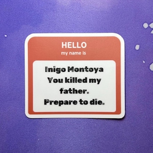 Hola, me llamo Íñigo Montoya. Mataste a mi padre. Etiqueta con nombre / Adhesivo de vinilo troquelado resistente al agua "Prepárate para morir"