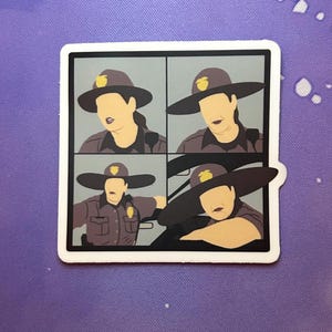 Könnte beinhalten: Ein Aufkleber mit einer Cartoon-Illustration einer Person, die einen braunen Uniformhut mit einer gelben Eichel trägt. Die Person ist in vier verschiedenen Posen dargestellt, die in verschiedene Richtungen schauen. Der Hintergrund ist hellgrau.