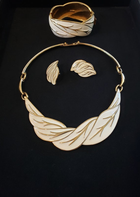 Vintage Monet Necklace Set, Cream And Gold Tone E… - image 10